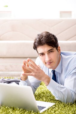 Genç yakışıklı adam yeni başlatılan proje kapsamında çalışıyor.