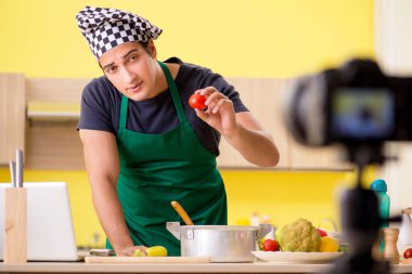Genç şef blogcu yemek hazırlığını anlatıyor  
