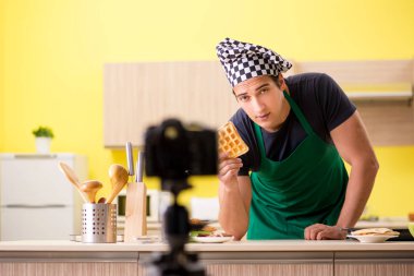 Genç şef blogcu yemek hazırlığını anlatıyor  