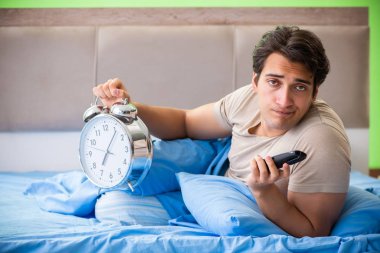 Uykusuzluk çeken bir adam.