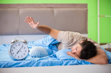 Uykusuzluk çeken bir adam.