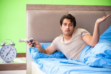 Uykusuzluk çeken bir adam.