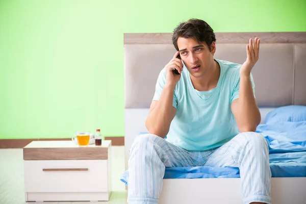 Uomo affetto da disturbi del sonno e insonnia — Foto Stock