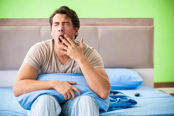 Man som lider av sömnstörningar och sömnlöshet — Stockfoto