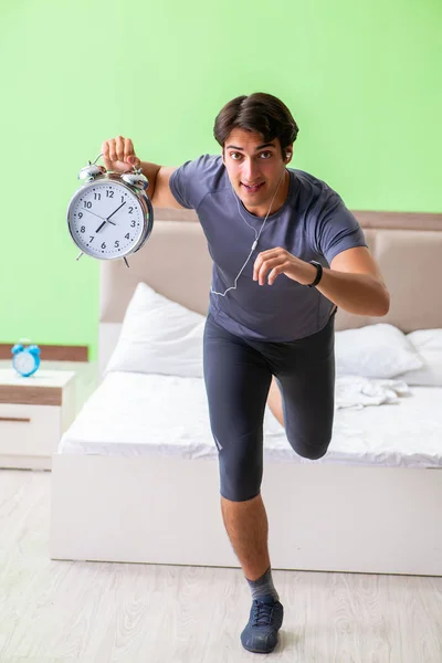Genç yakışıklı adam otel odasında sabah egzersizi yapıyor. — Stok fotoğraf