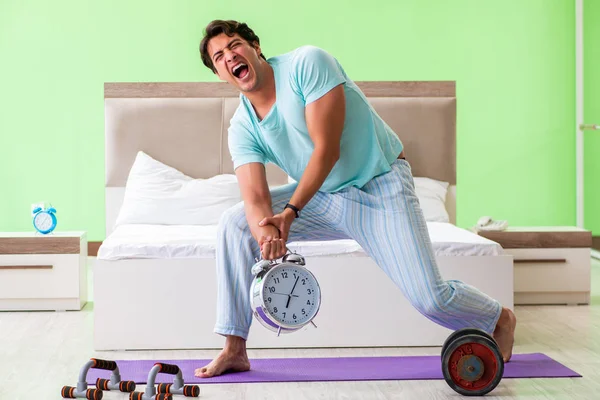 Jovem de pijama fazendo exercícios matinais — Fotografia de Stock