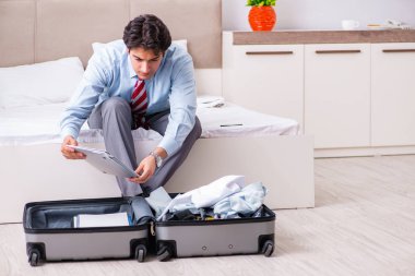 Genç yakışıklı iş adamı yolculuğa hazırlanıyor.