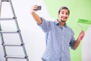 Genç ressam evde tadilat yapıyor. 