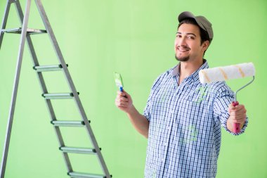 Genç ressam evde tadilat yapıyor. 