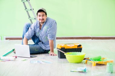 Genç adam evini yeniliyor. 