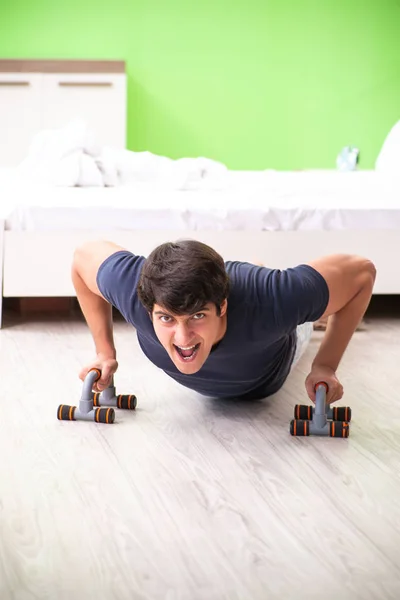 Joven en pijama haciendo ejercicios matutinos —  Fotos de Stock