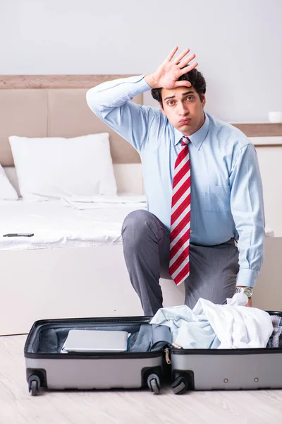 Joven hombre de negocios guapo preparándose para el viaje —  Fotos de Stock