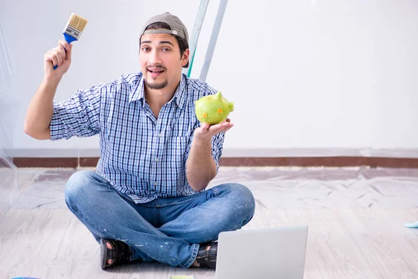 Joven pintor haciendo renovación en casa — Foto de Stock