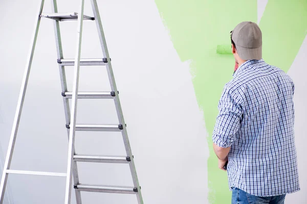 Joven pintor haciendo renovación en casa — Foto de Stock