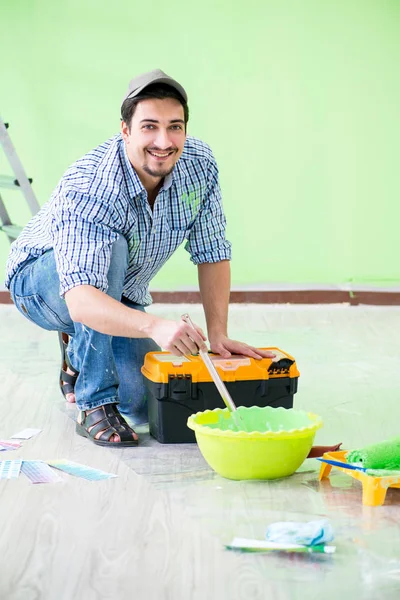 Giovane uomo che fa ristrutturazione casa — Foto Stock
