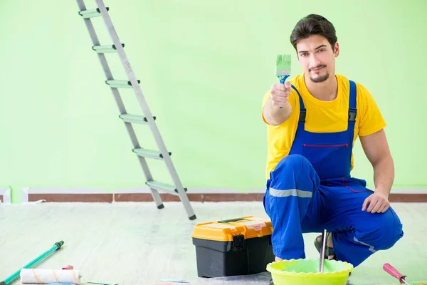 Junger Mann bei Renovierung seines Hauses — Stockfoto