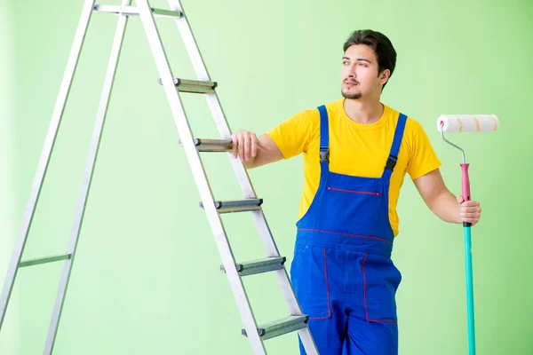 Giovane pittore che fa lavori di ristrutturazione a casa — Foto Stock