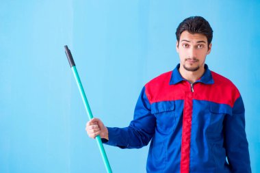 Genç ressam evde tadilat yapıyor. 