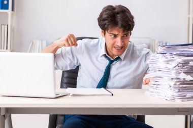 Çok fazla işi ve evrak işi olan yoğun bir çalışan.