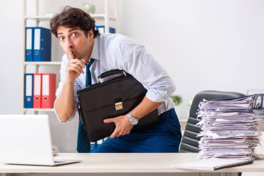 Çok fazla işi ve evrak işi olan yoğun bir çalışan.