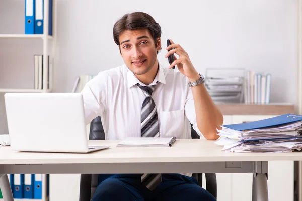 Joven hombre de negocios guapo que trabaja en la oficina — Foto de Stock