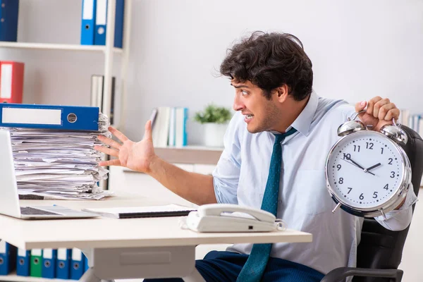 Impiegato sovraccaricato con troppo lavoro e scartoffie — Foto Stock