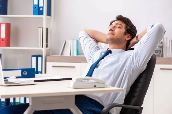 Jovem empresário bonito que trabalha no escritório — Fotografia de Stock