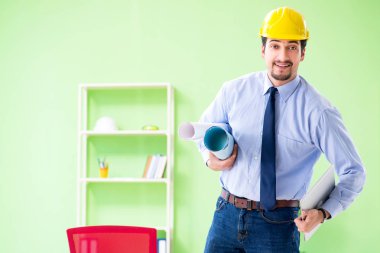 Projede çalışan genç erkek mimar.