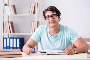 Genç yakışıklı öğrenci okul sınavlarına hazırlanıyor.