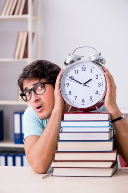 Genç yakışıklı öğrenci okul sınavlarına hazırlanıyor.