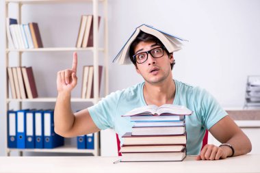 Genç yakışıklı öğrenci okul sınavlarına hazırlanıyor.