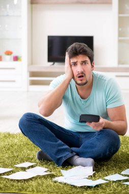 Genç adam kişisel finans ve faturalarla boğuşuyor.