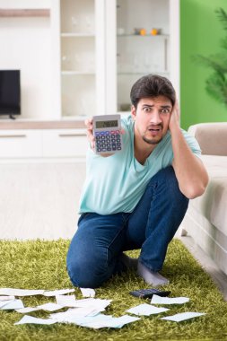 Genç adam kişisel finans ve faturalarla boğuşuyor.