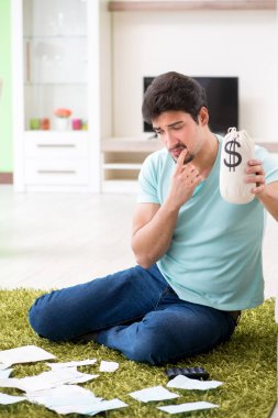 Genç adam kişisel finans ve faturalarla boğuşuyor.