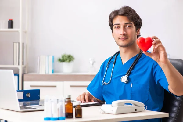 Jovem médico no conceito de cuidados cardíacos — Fotografia de Stock