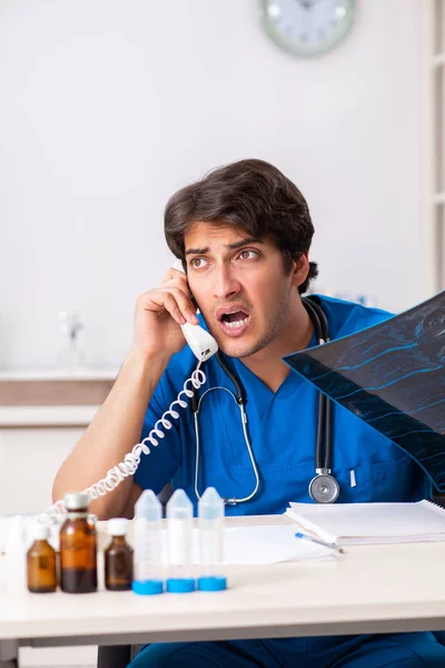 Arzt im telemedizinischen Konzept mit Telefon — Stockfoto