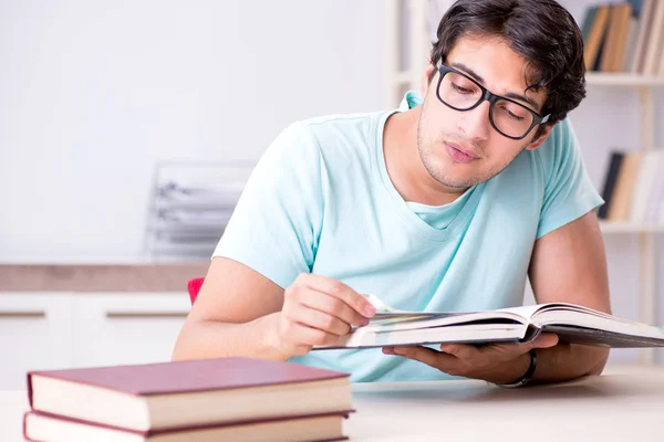 Jovem estudante bonito se preparando para exames escolares — Fotografia de Stock