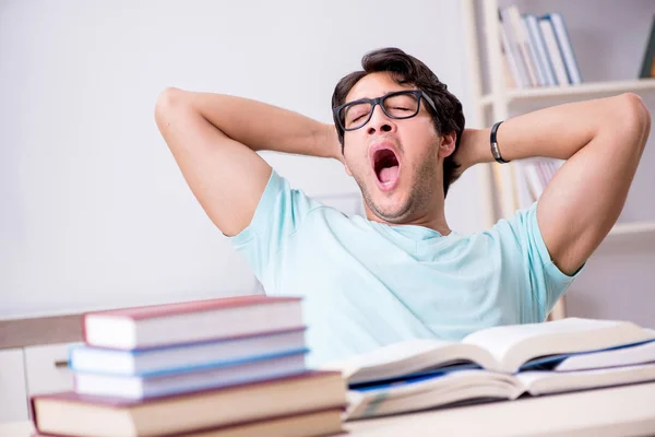 Jovem estudante bonito se preparando para exames escolares — Fotografia de Stock