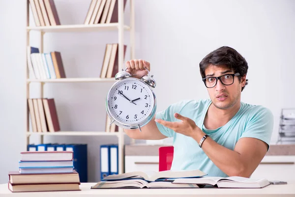 Jovem estudante bonito se preparando para exames escolares — Fotografia de Stock