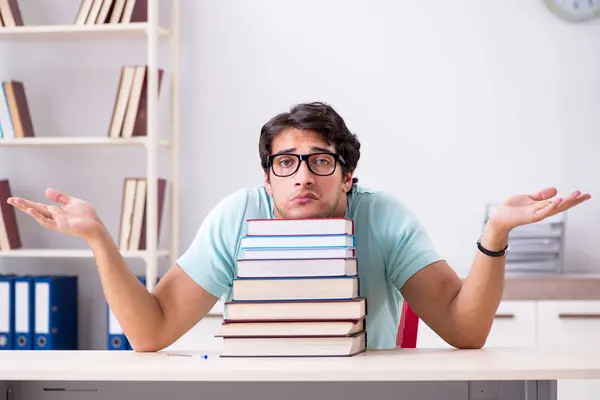 Junge hübsche Studentin bereitet sich auf Schulprüfungen vor — Stockfoto