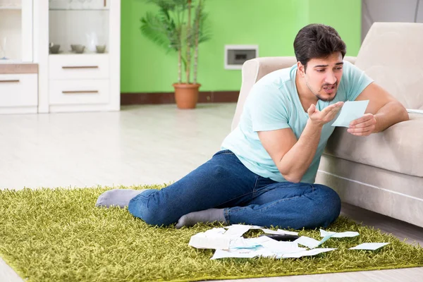 Joven luchando con las finanzas personales y facturas — Foto de Stock