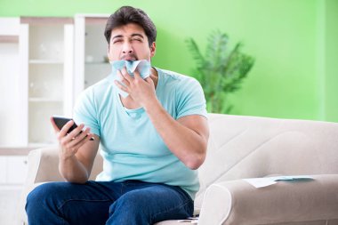 Genç adam kişisel finans ve faturalarla boğuşuyor.