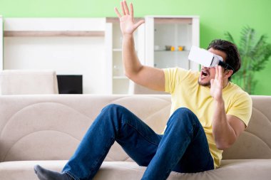 Sanal gerçeklik gözlüklü genç adam.