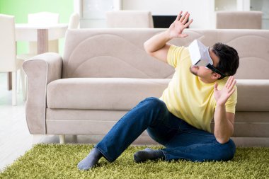 Sanal gerçeklik gözlüklü genç adam.