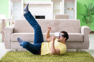 Sanal gerçeklik gözlüklü genç adam.