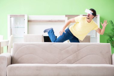 Sanal gerçeklik gözlüklü genç adam.