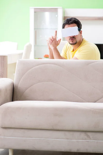 Young man with virtual reality goggles — Stock Photo, Image