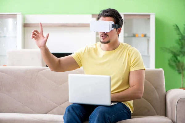 Jongeman met virtual reality bril — Stockfoto