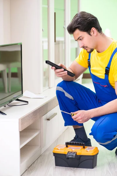 Masculino profissional serviceman reparação tv em casa — Fotografia de Stock