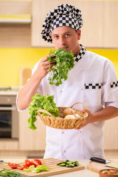 若いプロの料理人がキッチンでサラダを準備 — ストック写真